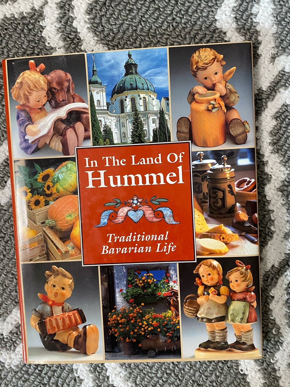 In The Land Of Hummel Traditional Bavarian Life  Hardcover DJ 1999 Italy